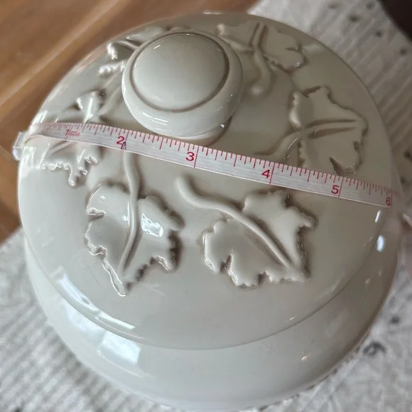 Elegant Cream Ceramic/Cookie Jar with Lid with Grape Vines - Picture 4 of 5
